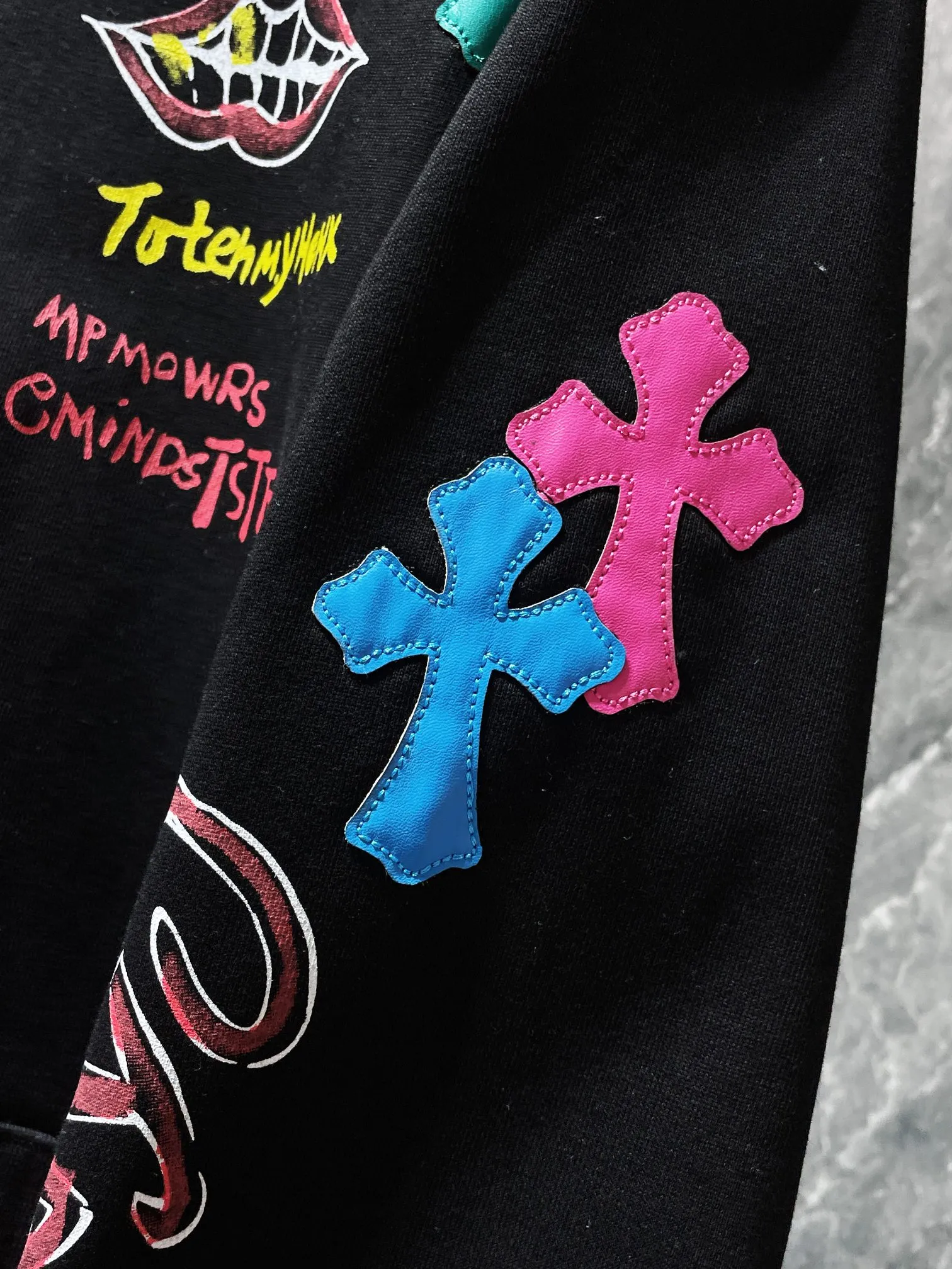 P276 Chrome Hearts Autumn and Winter 2025 Counter Synchronization Colorful cross leather Sanskrit hand-painted graffiti hooded sweatshirt Ins celebrity couple must-have, same style for men and women! The highest version! ! Imported leather! ! A must-have for internet celebrities! Recommended colors: white, black, gray Code numbers: S, M, L, XL